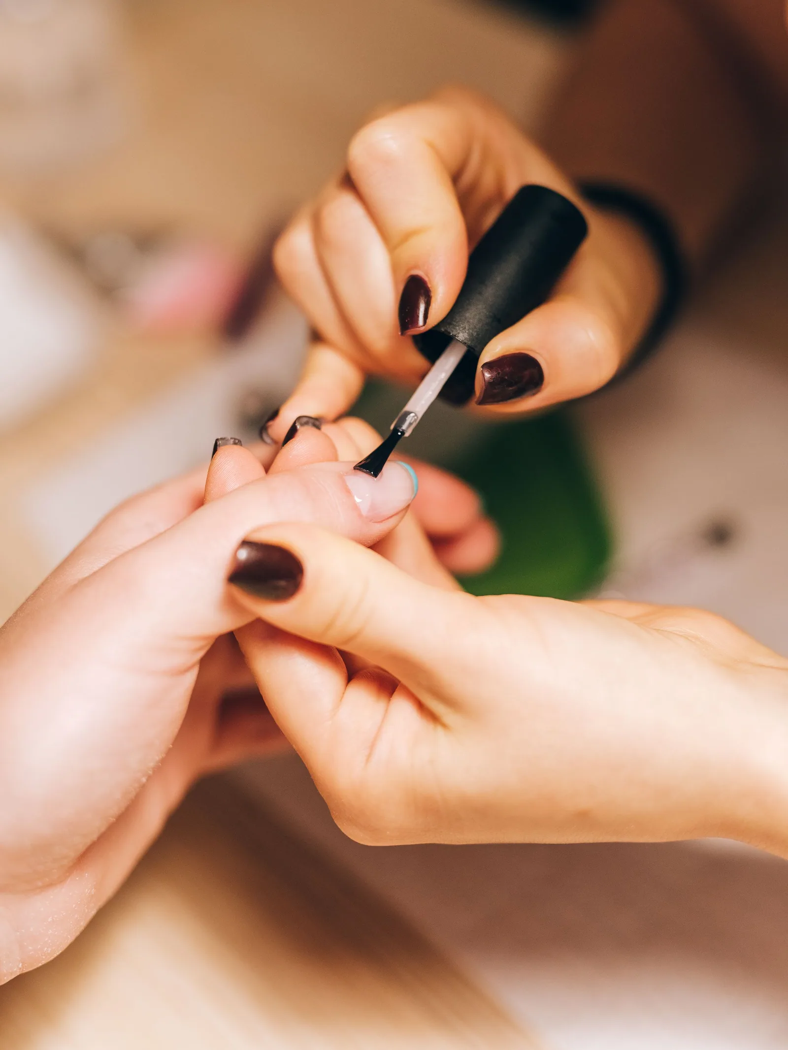 Aplicação de esmalte em close