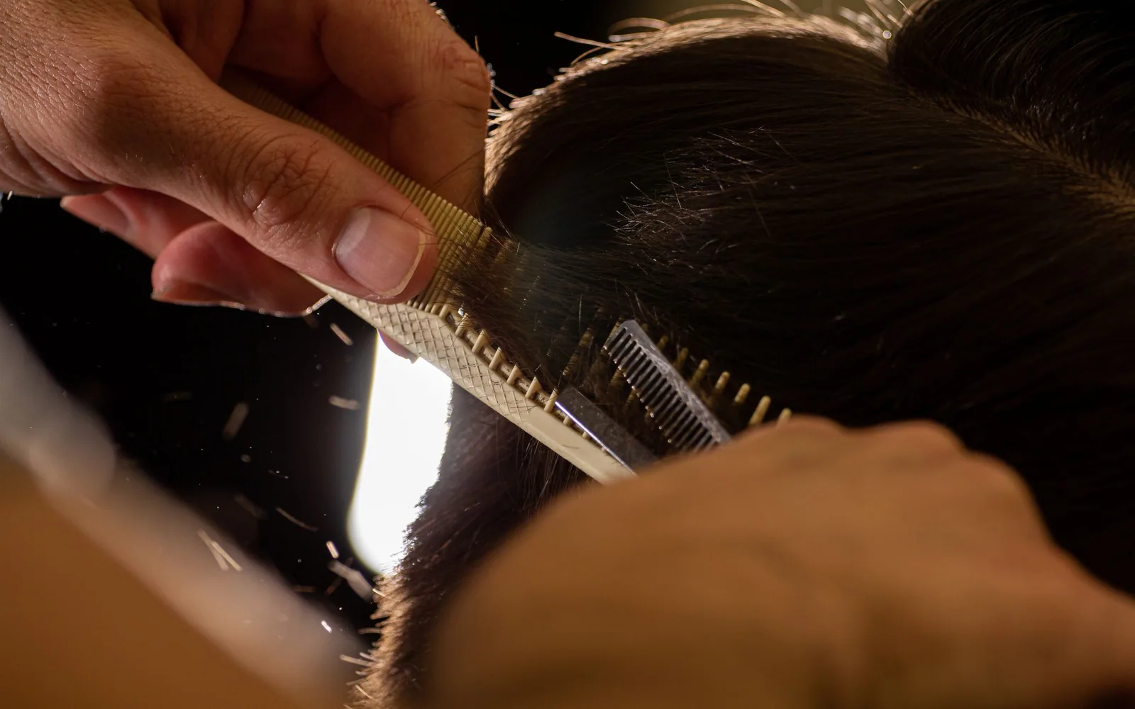 Detalhe de pente atravessando o cabelo