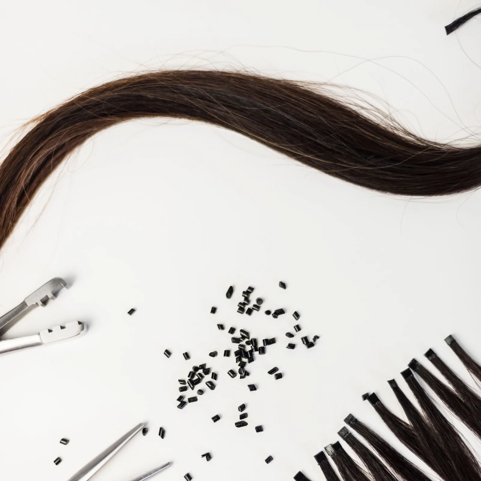 Mecha de cabelo e ferramentas sobre fundo claro
