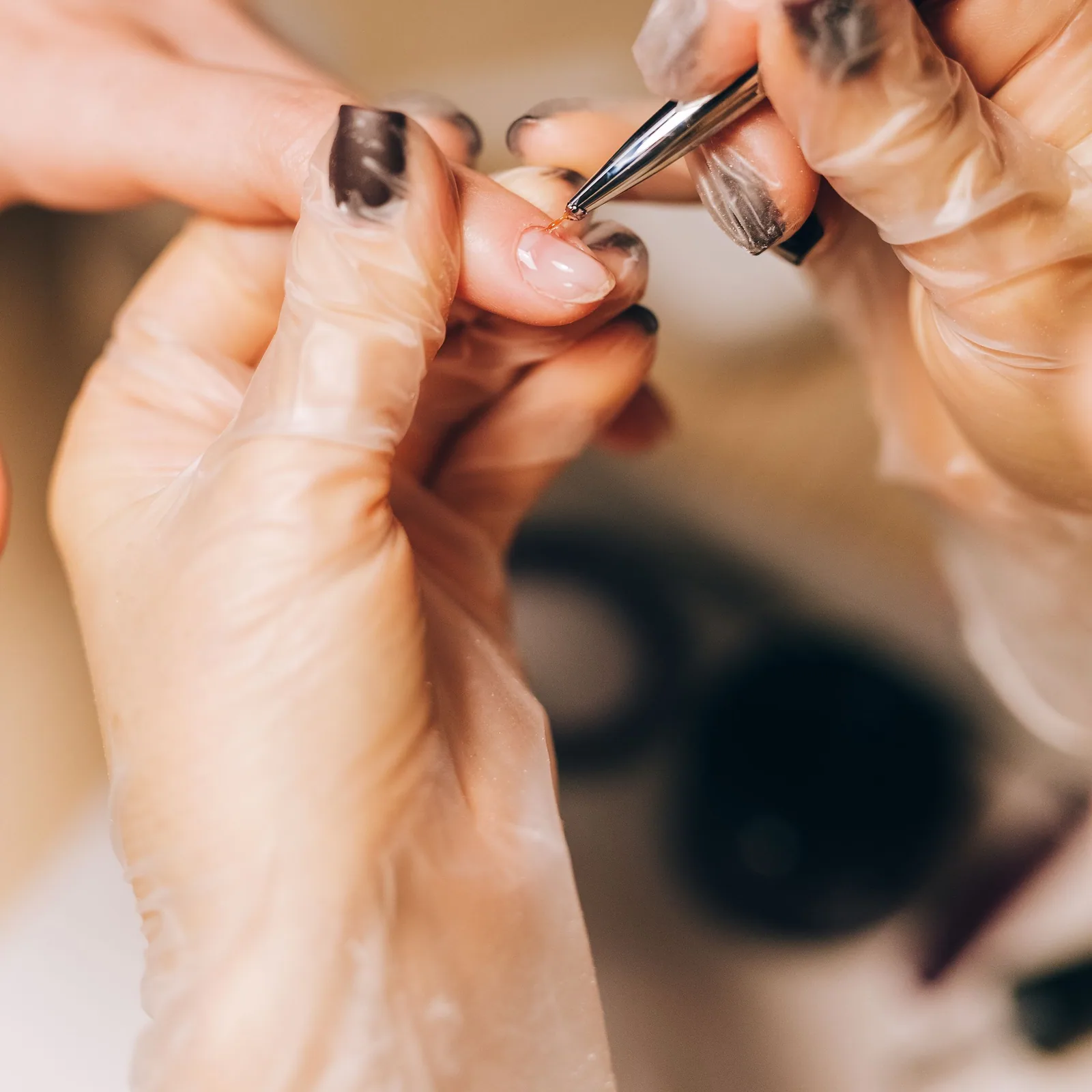 Aplicação de esmalte em detalhe macro