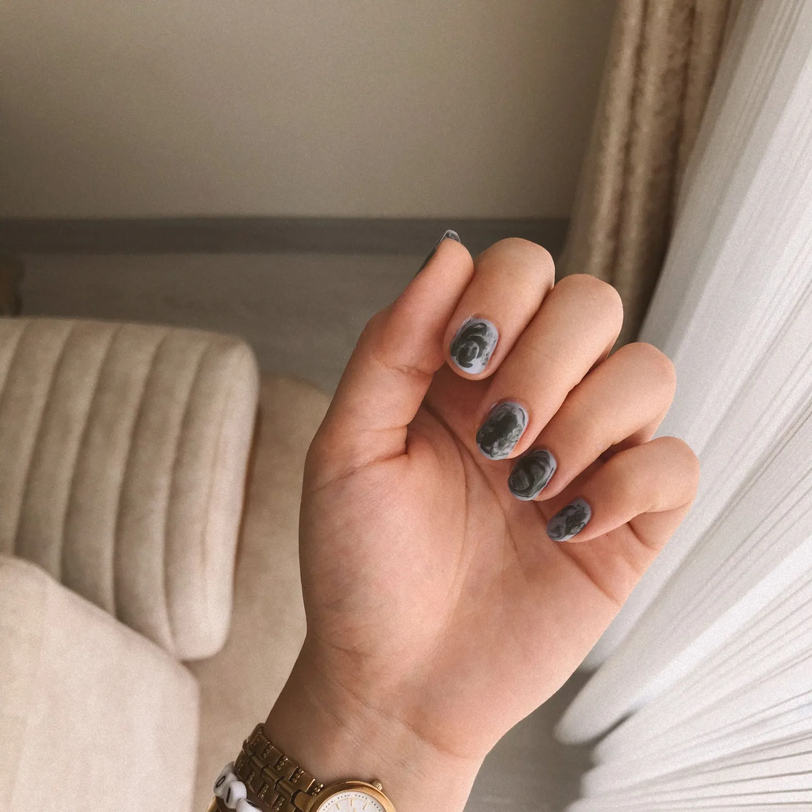 Unhas em tom acinzentado